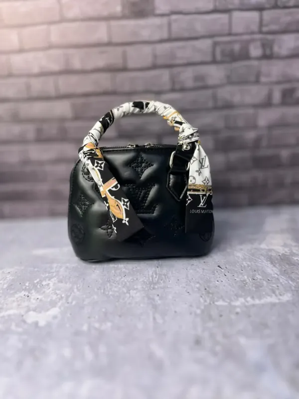 کیف کوچک مشکی با دستهٔ روسری‌پیچ