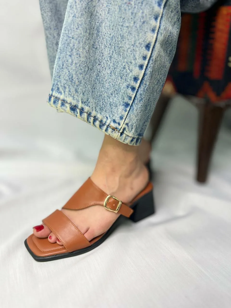صندل قهوه‌ای پنجه‌مربعی با سگک طلایی