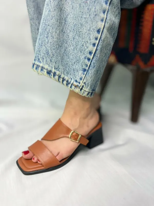 صندل قهوه‌ای پنجه‌مربعی با سگک طلایی