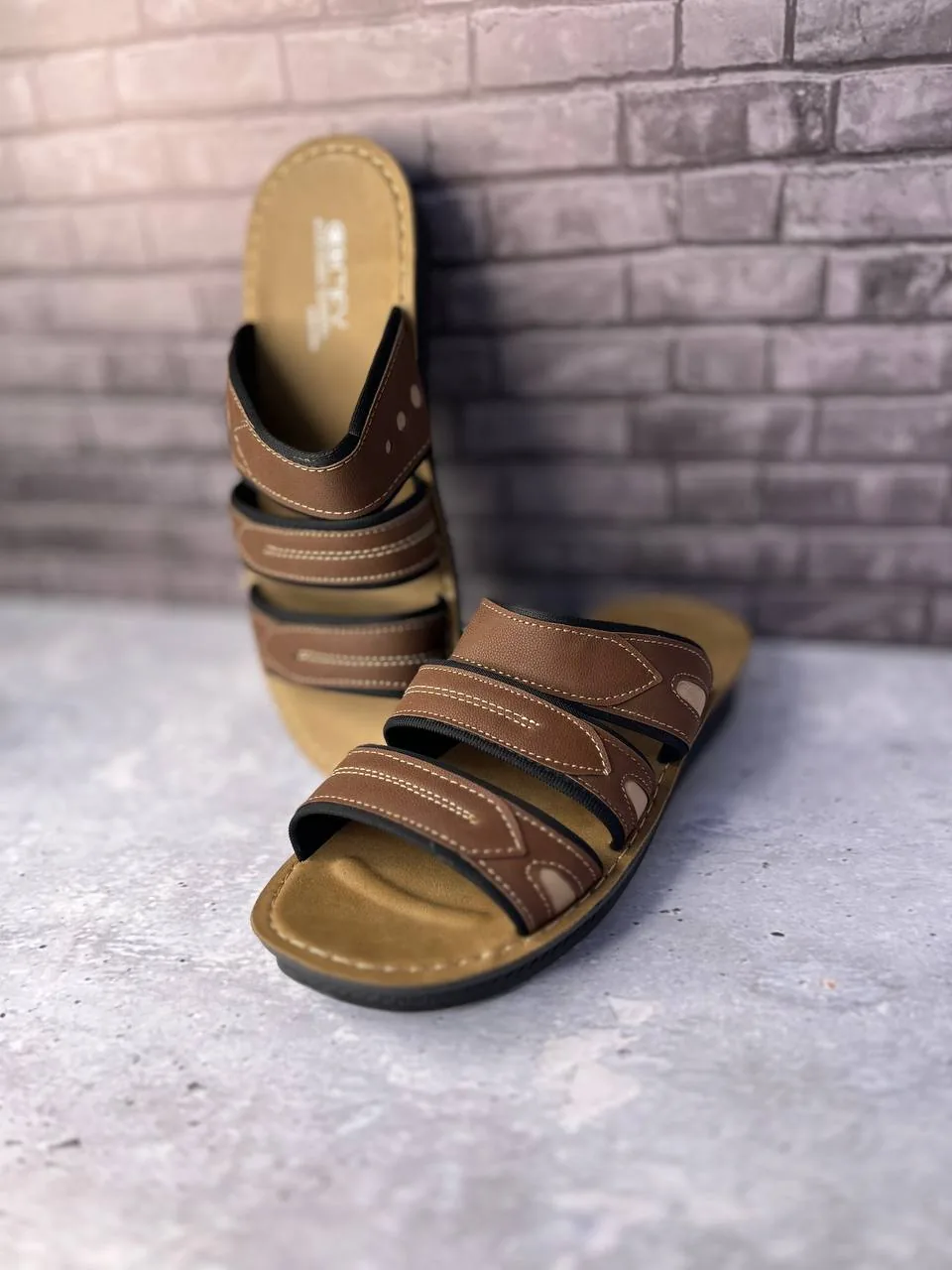 صندل مردانه سهبنده چسبی اسکیچرز — نمای ۲