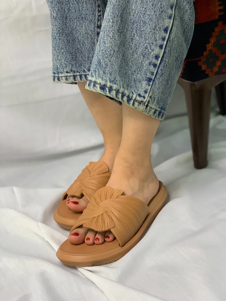 دمپایی اسلایدر پلیسه رز زنانه — نمای ۴