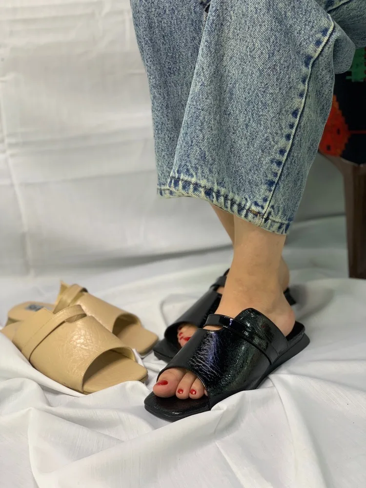 صندل زنانه راحتی مشکی و کرمی تخت