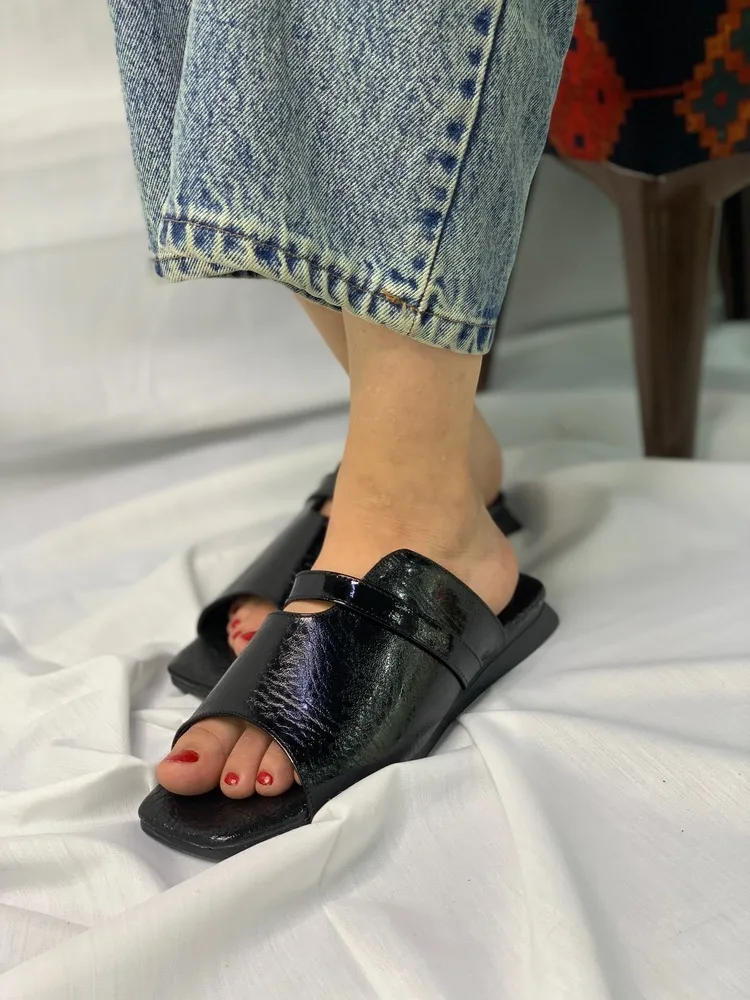 صندل زنانه راحتی مشکی و کرمی تخت — نمای ۲