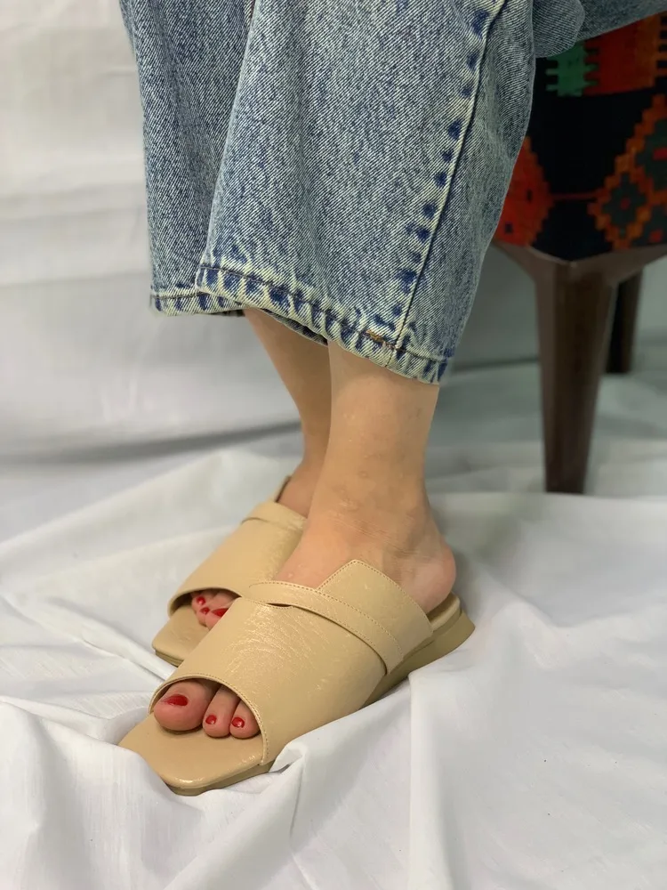 صندل زنانه راحتی مشکی و کرمی تخت — نمای ۳