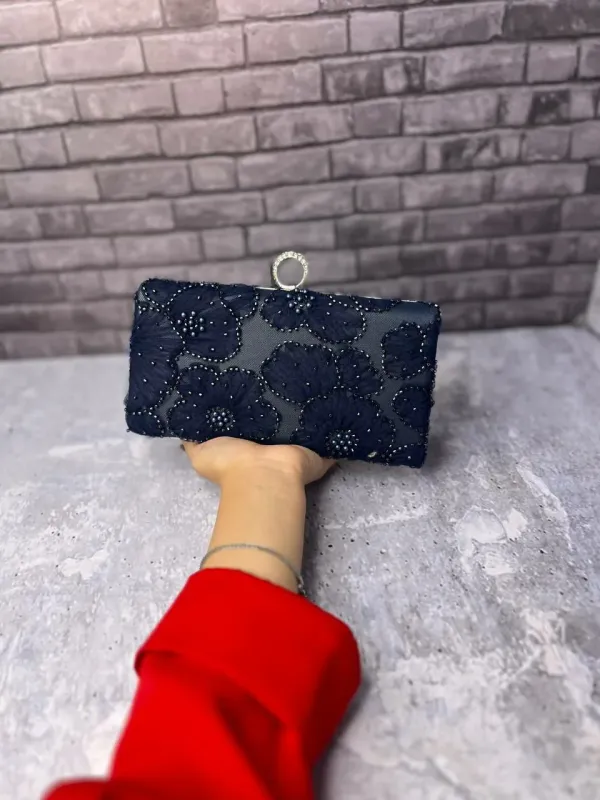 کیف مجلسی سرمه‌ای منجوق‌دوزی‌شده