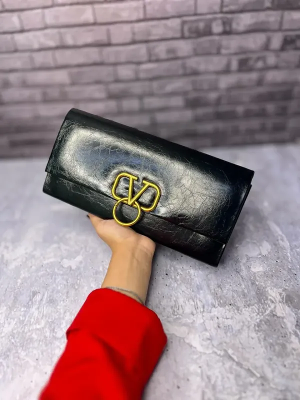 کیف کلاچ مشکی با سگک طلایی