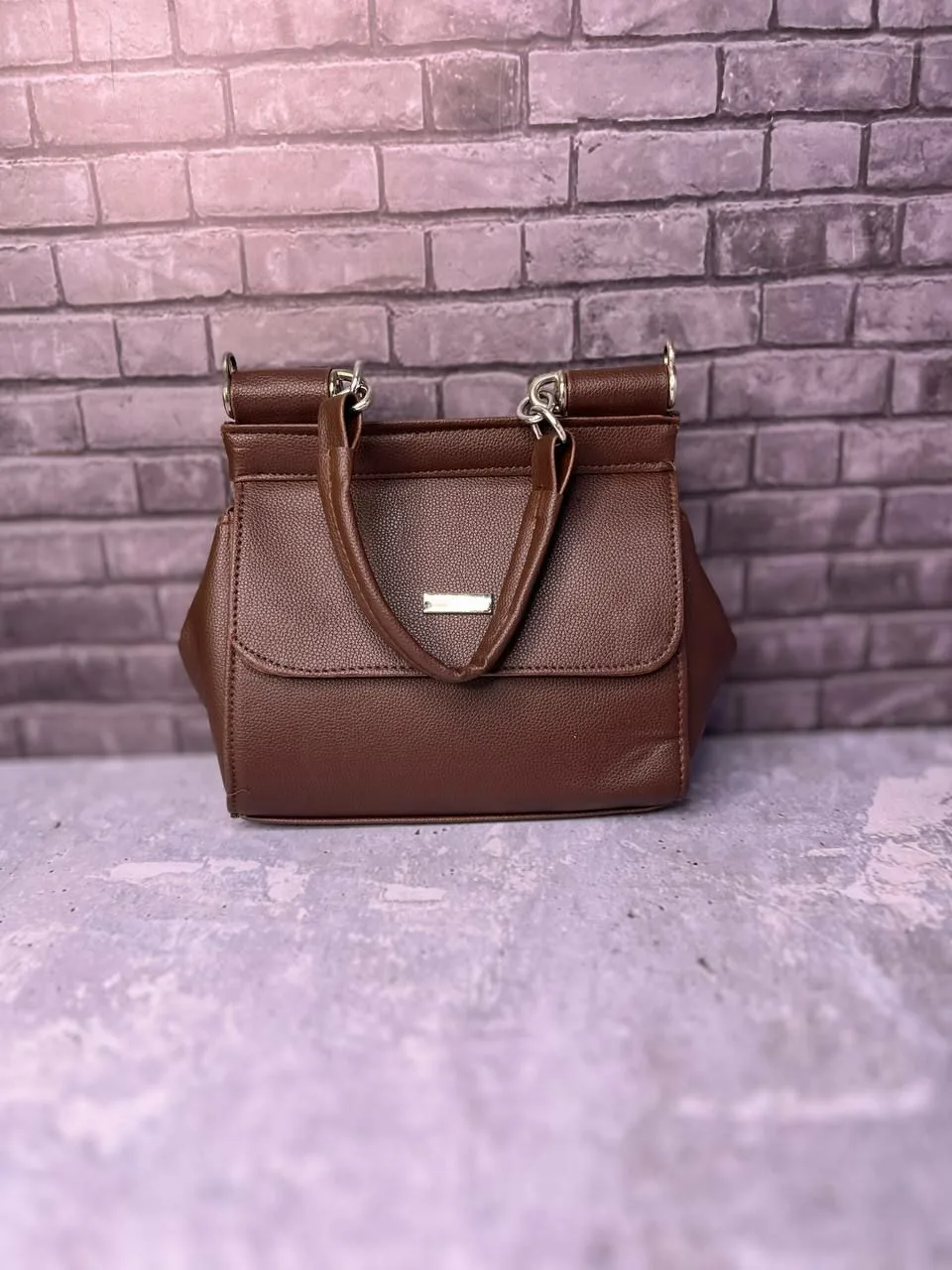 کیف زنانه کلاسیک با دستهٔ زنجیری و پلاک نقره‌ای — نمای ۲