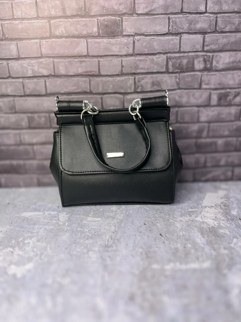 کیف زنانه کلاسیک با دستهٔ زنجیری و پلاک نقره‌ای — نمای ۳