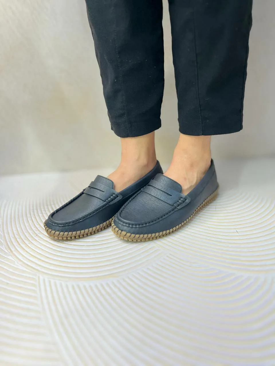 کالج زنانه مشکی و سرمه‌ای با زیرهٔ کرم — نمای ۲